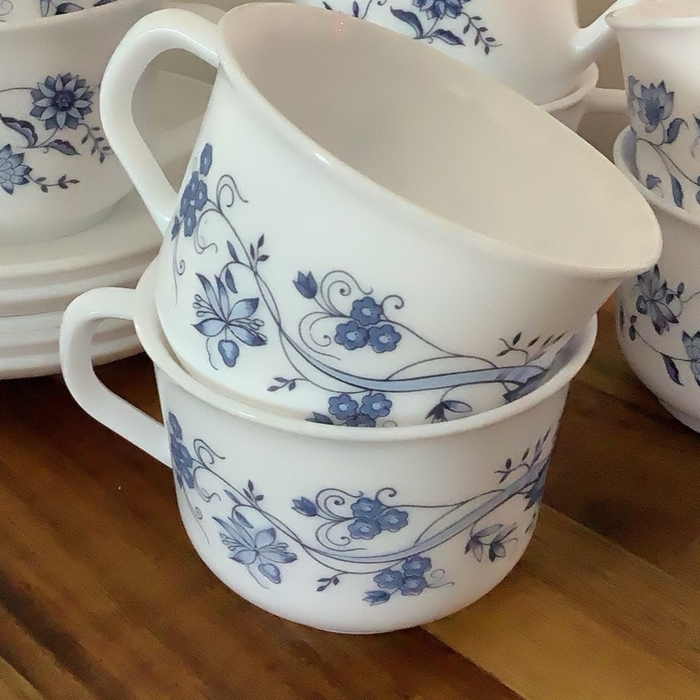 Lot of Vintage 70s Arcopal France "ASTER" Blue Floral Tea Cups & Saucers Set - Picture 9 of 16